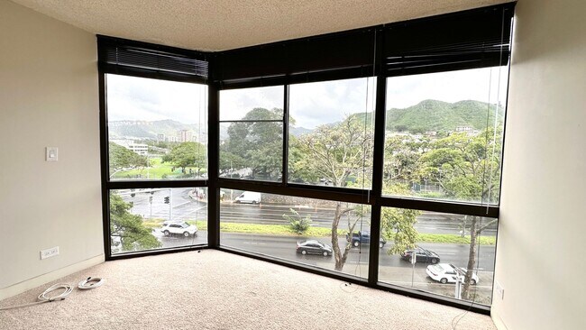 Building Photo - SPACIOUS 2 BED/2 BATH/1 PRKG & WASHER/DRYE...