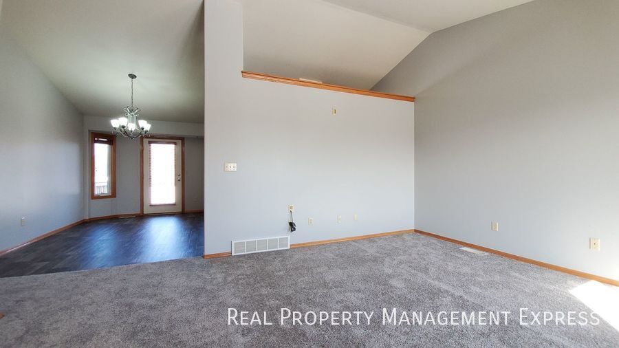 Building Photo - 3 Bed 3 Bath Home with 2 Stall Attached Ga...