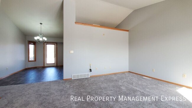 Building Photo - 3 Bed 3 Bath Home with 2 Stall Attached Ga...
