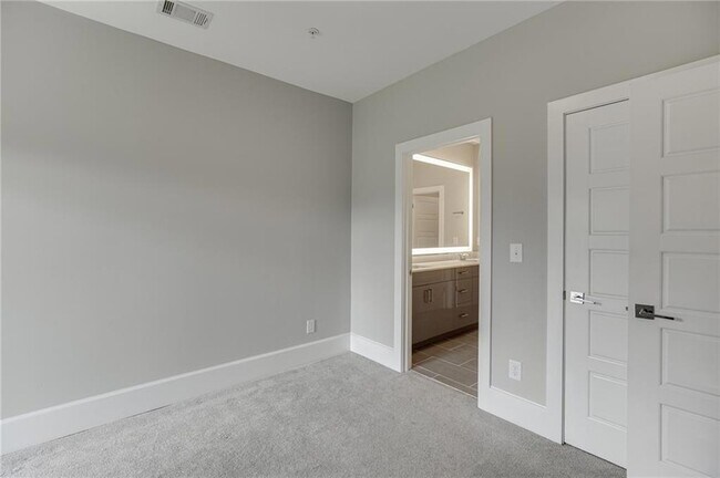 Building Photo - 456 Parkway Dr NE