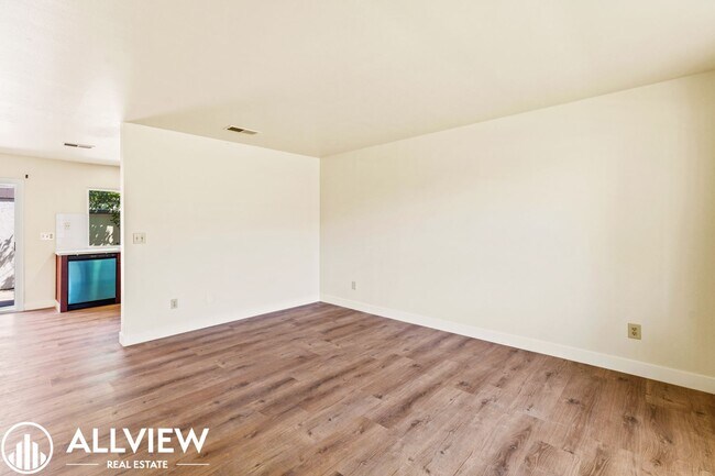 Building Photo - Charming 3-Bedroom, 1.5-Bath Townhouse in ...