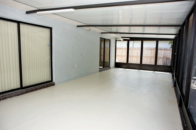 Building Photo - Annual Rental - 2 Bedroom + Den Home with ...