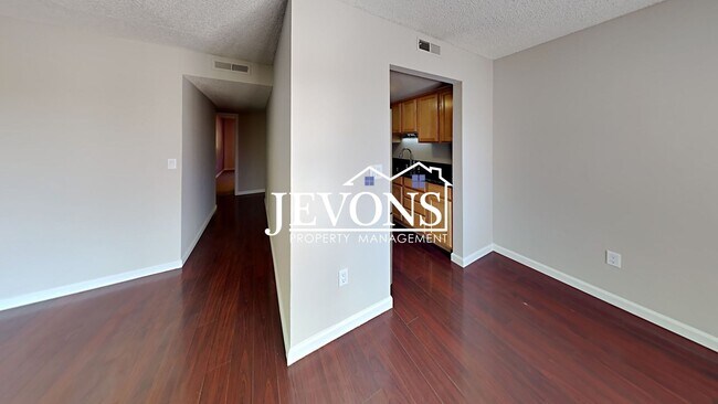 Building Photo - Charming top-floor condo with fully equipp...