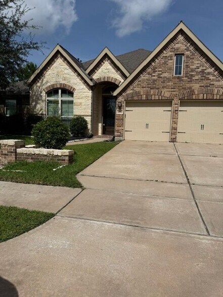 Building Photo - 16923 Lumberton Dr