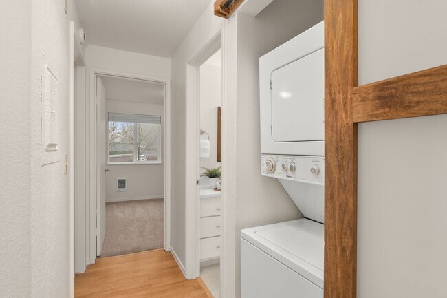Building Photo - Charming 2 Bed/1 Bath Lake Oswego Condo in Eagle Crest Community