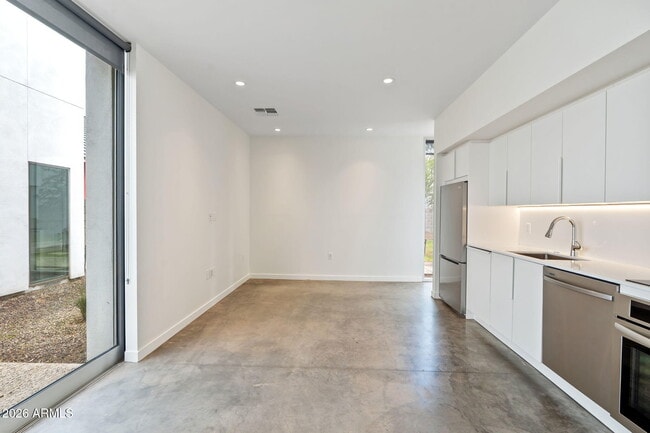 Building Photo - 1337 E Polk St