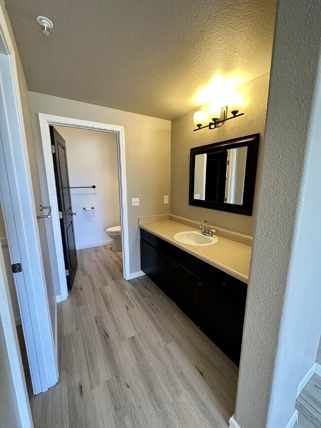 Building Photo - Don't Miss out on this updated 2Bed/2 Bath...