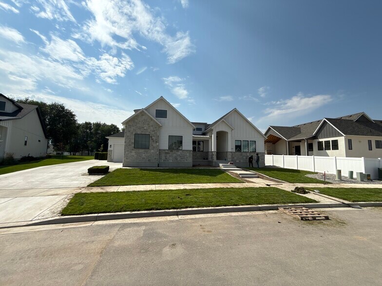 House - 2621 W Aurora Ave