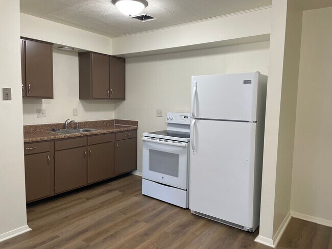 Building Photo - One story 2 bedroom with washer/dryer hook up