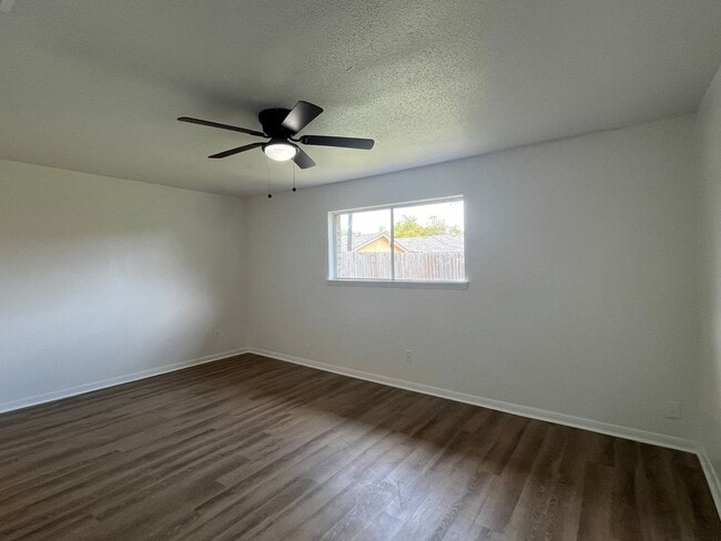 Building Photo - Recently Updated South Side Home!