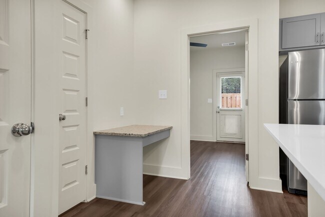 Building Photo - 1 Bedroom Cottage with Elevated Amenities!