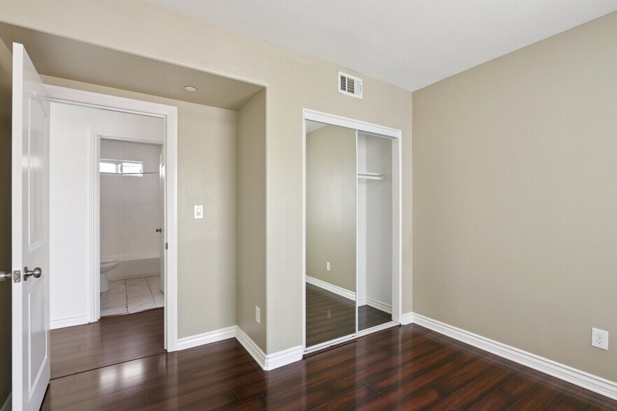 Building Photo - 1616 W 39th Pl