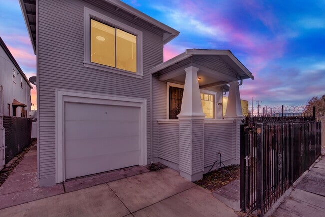 Building Photo - Modern Style Renovated 2 Bedroom 1 Bath House in Oakland -- Available Now!!!