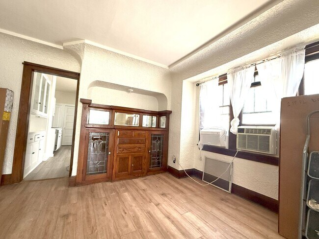 Building Photo - 1411 W Rawson Ave