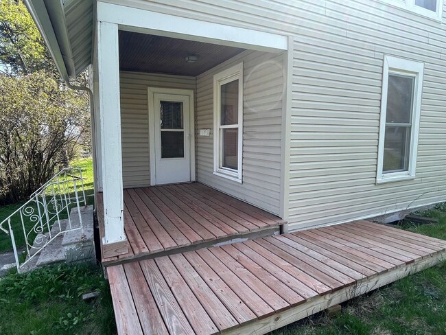 Building Photo - Large Home in the Lakeside Neighborhood