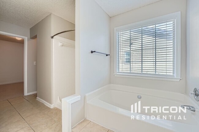 Building Photo - 570 Lullingstone Dr SE