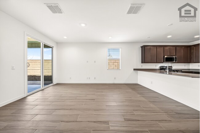 Building Photo - 4Bed/3Bath House at Thomas Rd/99th Ave! Ready for Immediate Move-In! -- Mother-In-Law Suite W/Pri...