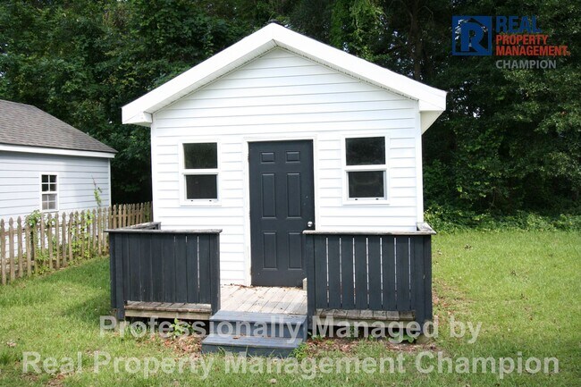 Building Photo - Spacious Home w/Community Access to Intra-...
