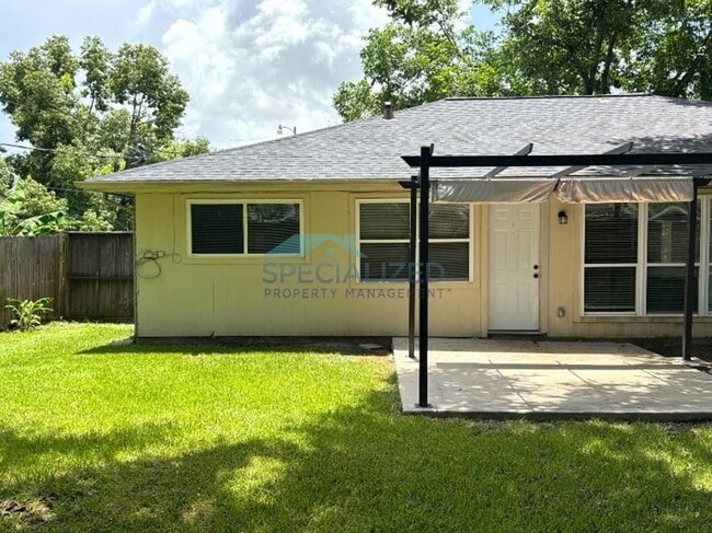 Building Photo - 2810 Pinewood Dr