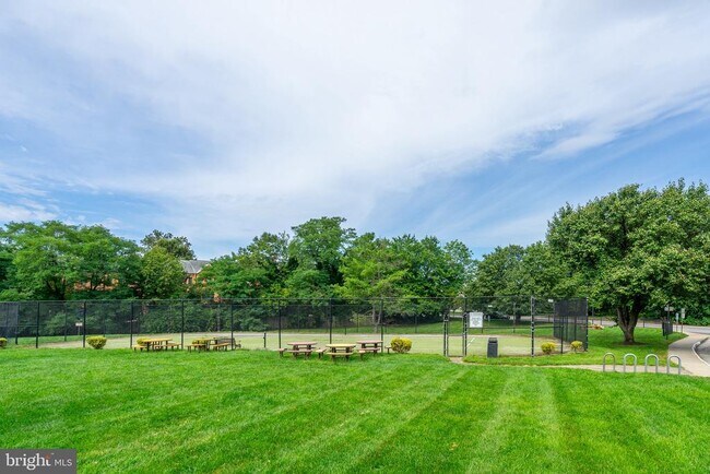 Building Photo - 3700 Roxbury Ln