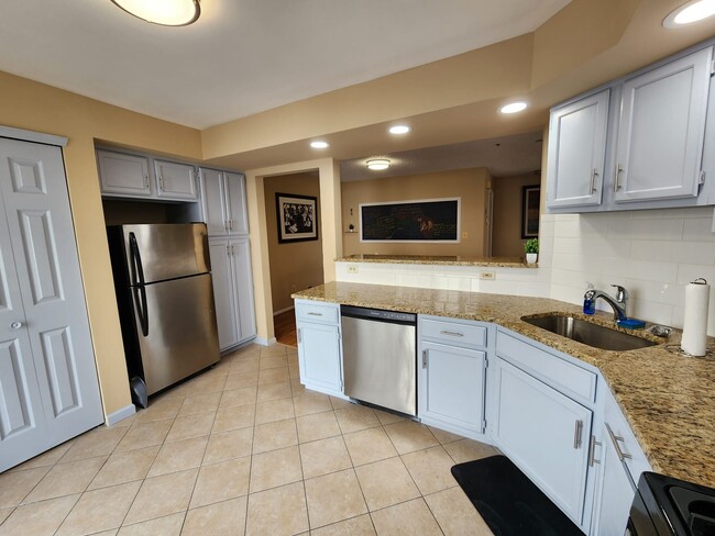 Building Photo - 30 Richmond Street4 - Master Bedroom