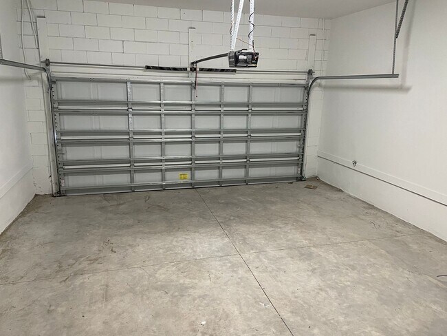 Building Photo - AVAILALBE NOW!! TOWNHOME IN HIGHLY DESIRAB...