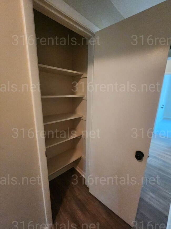 Building Photo - $1075 - 3 bedroom / 1 bathroom - Single Fa...
