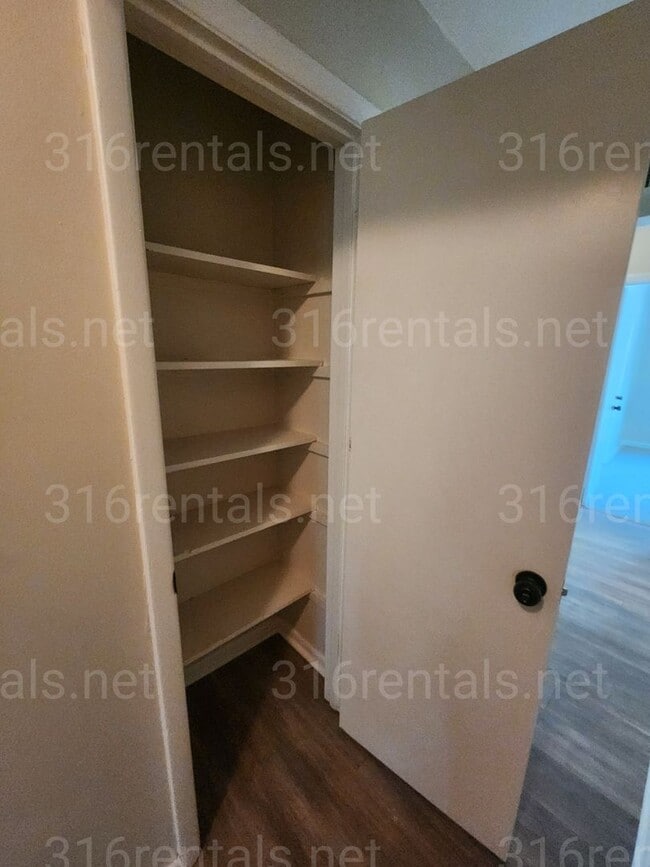 Building Photo - $950 - 3 bedroom / 1 bathroom - Single Fam...