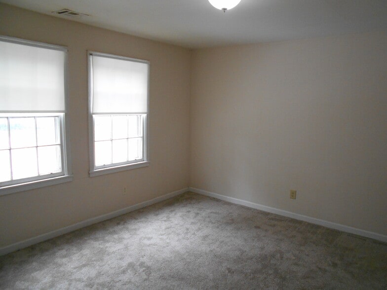 Building Photo - 4405 E Bayley St