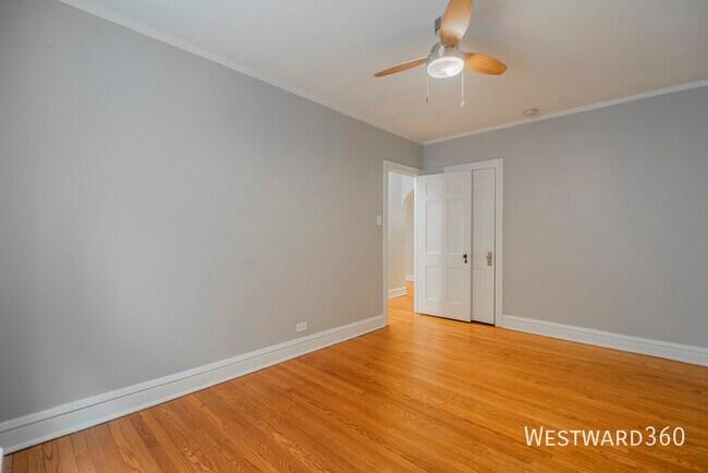 Building Photo - 7447 N Hoyne-2