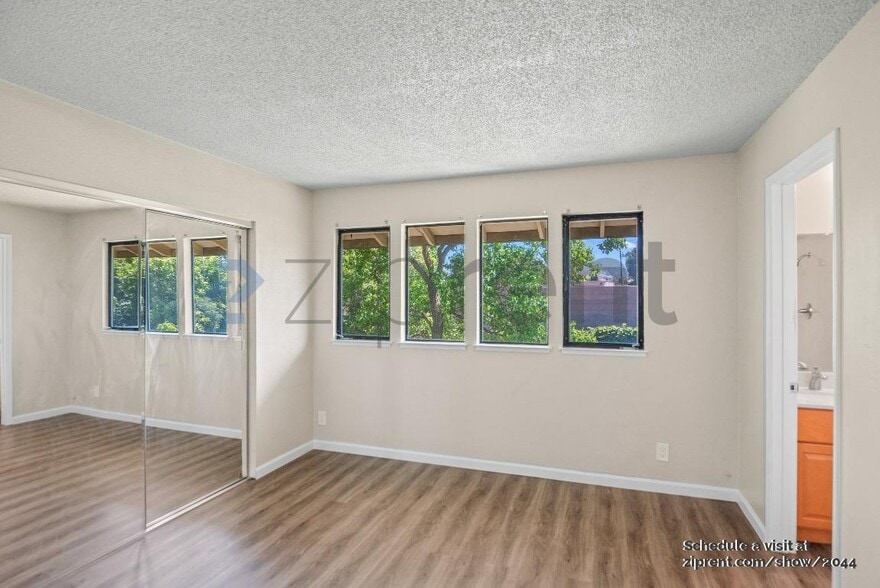 Building Photo - 2400 Horizon Ln