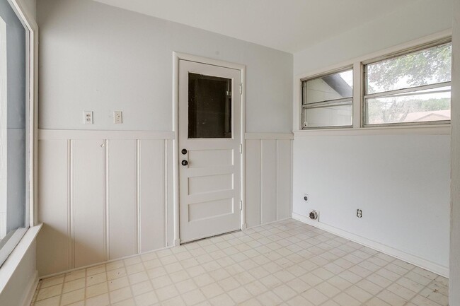 Building Photo - Fresh on the Market-  2 Bed, 1 Bath home i...