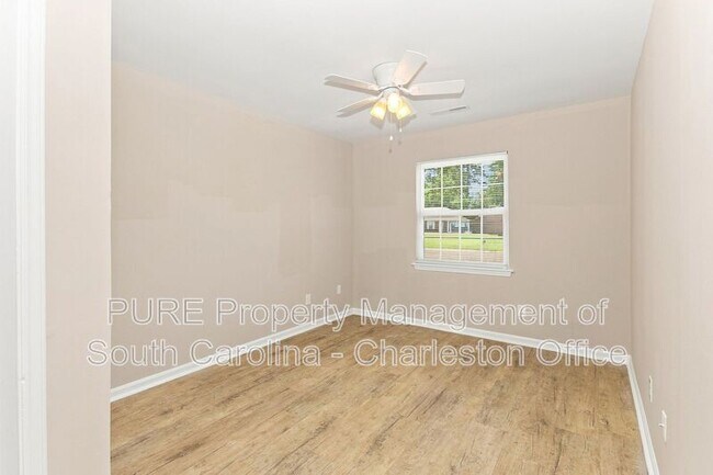 Building Photo - 9610 N Cardinal Dr