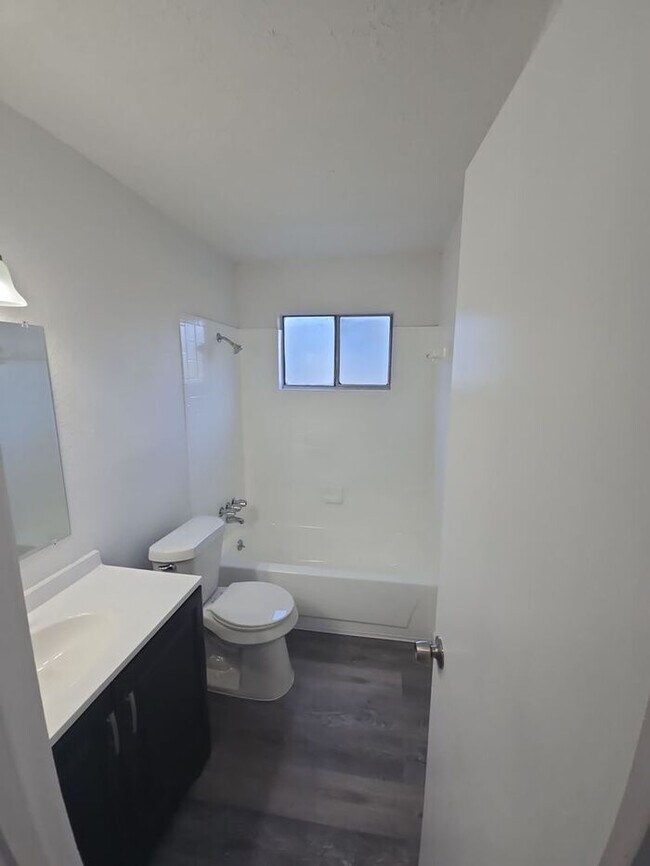 Building Photo - **Newly Renovated 2-Bed Duplex with Privat...