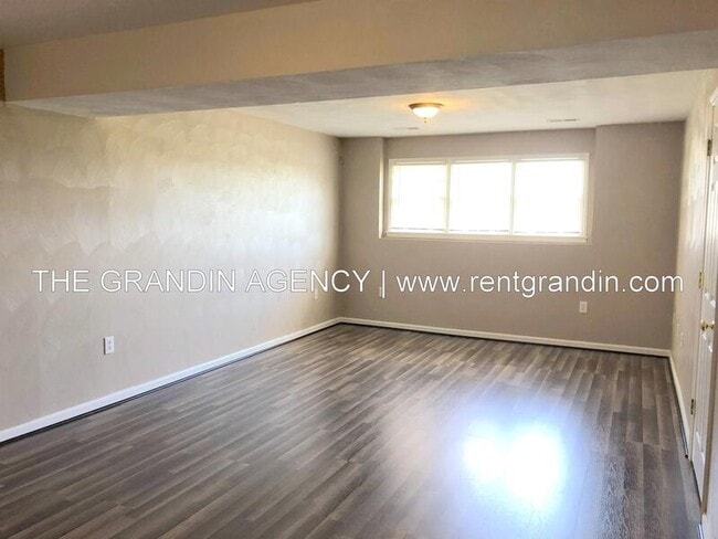 Building Photo - 1811 Meadows Ct