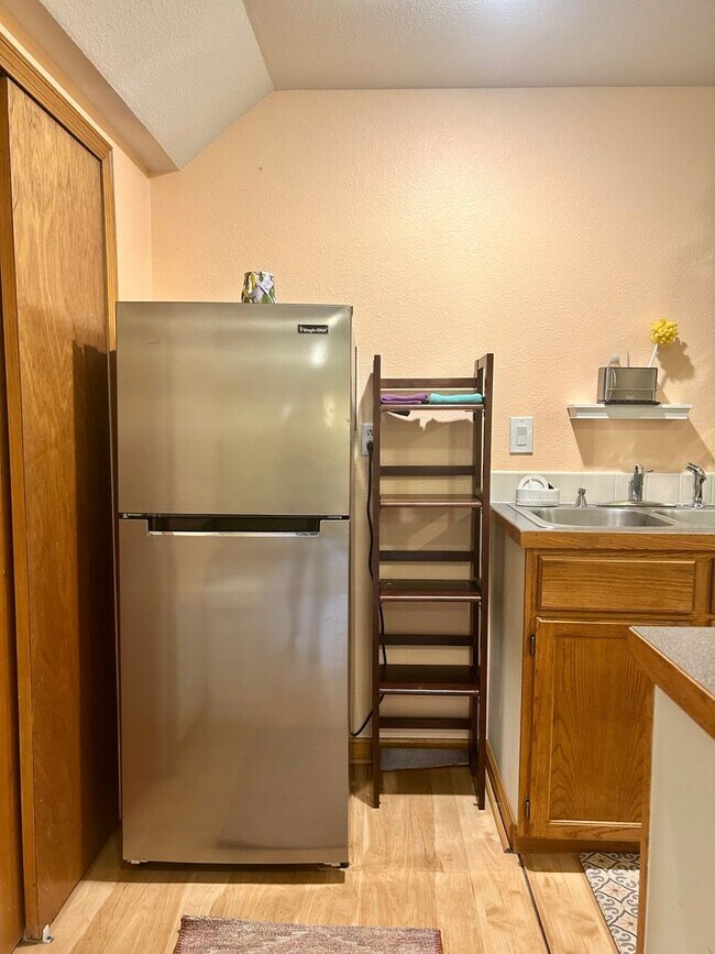 Building Photo - Spacious Garden-level Condo with Kitchenet...