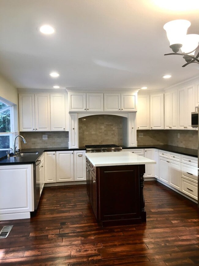 Building Photo - Spacious 4BD/2BA Single Family Home in Union City with Lots of Natural Light and Easy Freeway Access