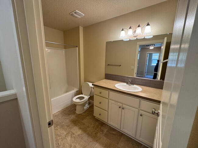 Building Photo - Amazing 3 bedroom home