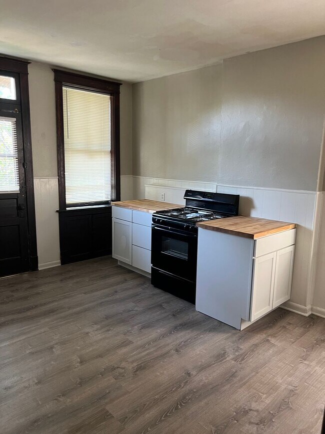 Building Photo - Charming 2nd Floor, 1 bd with new bath. Be...