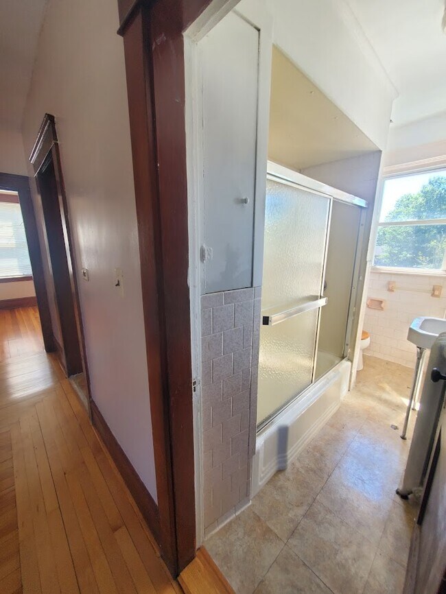 Building Photo - 27 Bond St