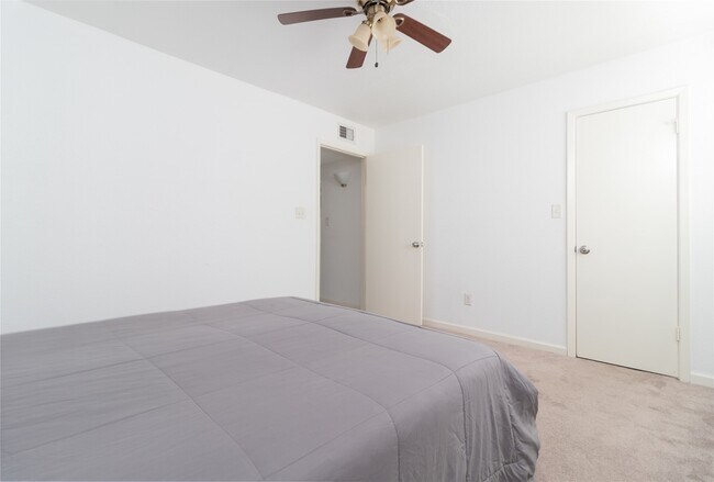 Building Photo - 6202 Skyline Dr