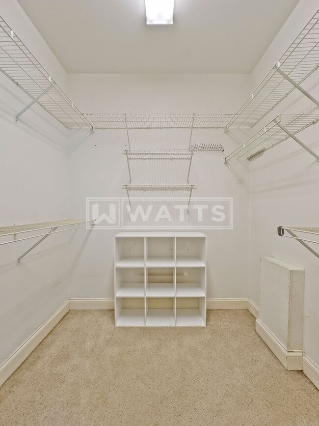 Building Photo - Spacious 3-Bed, 2-Bath Riverchase Garden Home