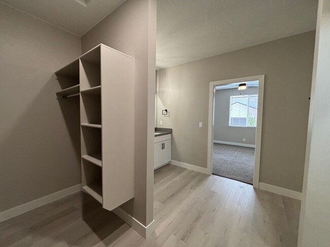 Building Photo - SPACIOUS HOME FOR RENT!
