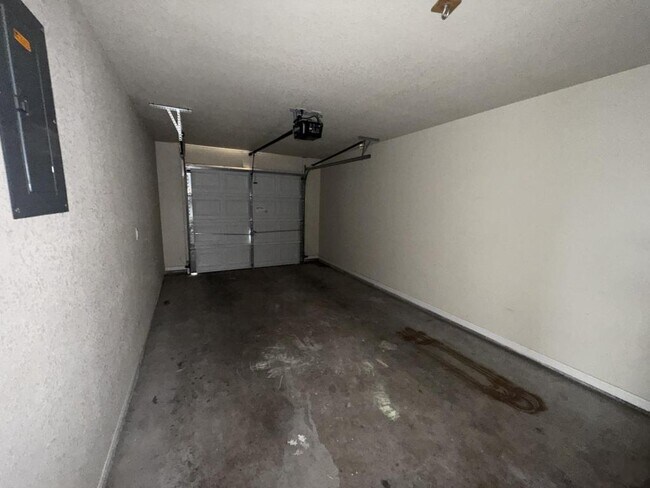 Building Photo - 1907 Charleston, Apt B