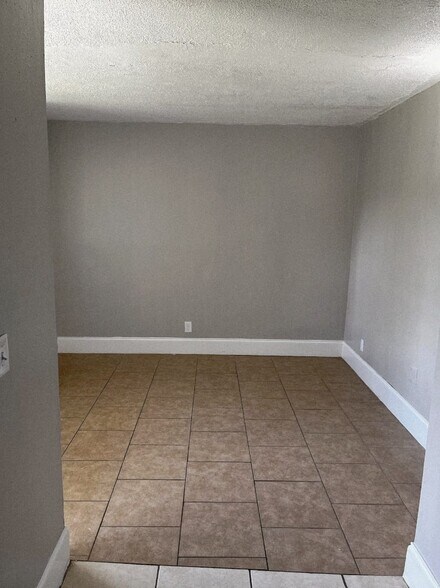 Building Photo - 2862 W 1st St