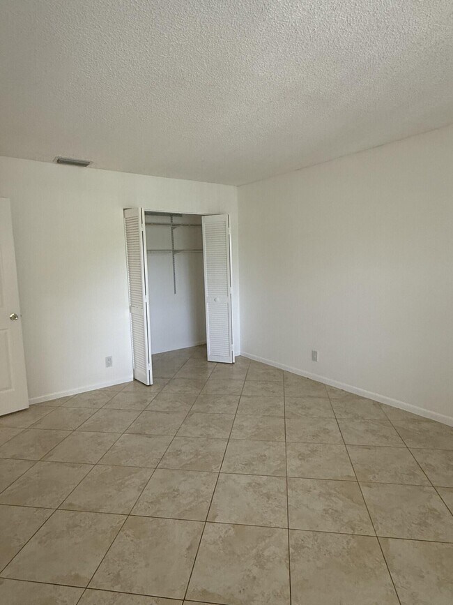 Building Photo - 8798 Holly Ct
