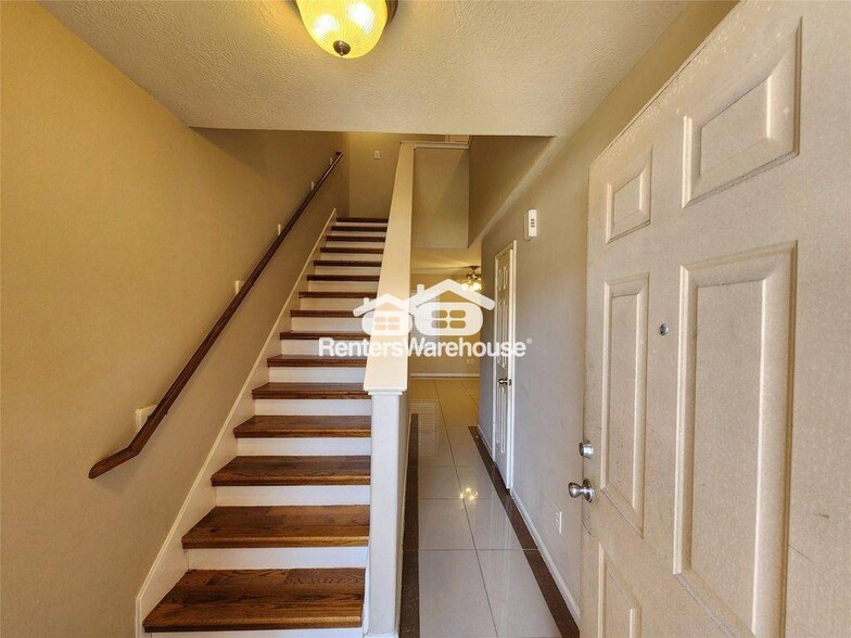 Building Photo - 11111 Valley Kings Dr