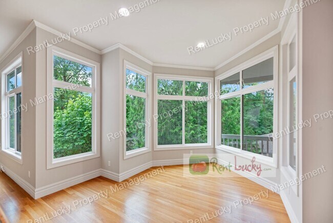 Building Photo - Like-New and HUGE 5-Bedroom Home in Prime Bellevue Location!!