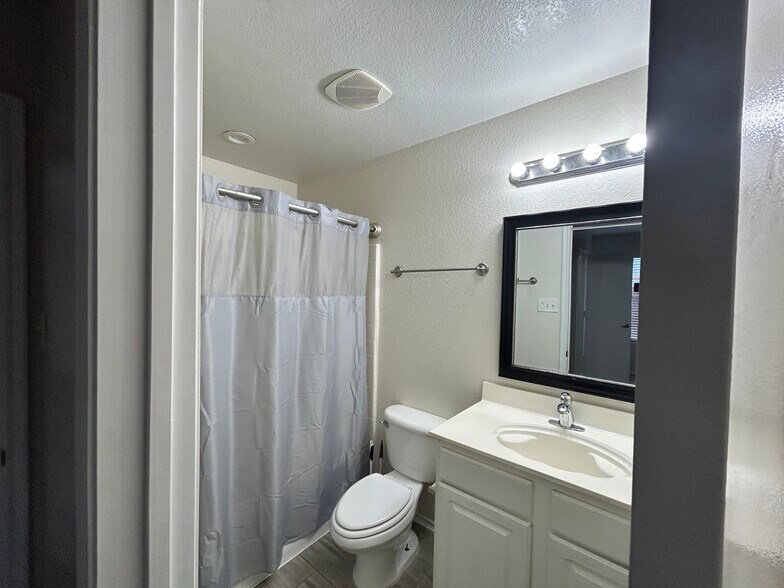 Building Photo - 10445 Hideaway Trl