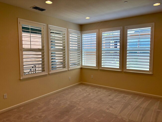 Building Photo - Spacious 4-Bedroom Townhouse